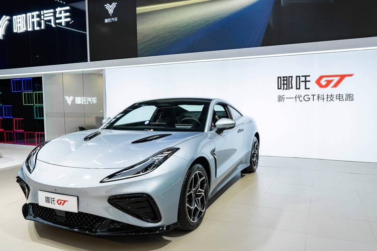 深圳202哪吒汽车在智能汽车领域的表现，领途汽车在新能源汽车市场中的影响力